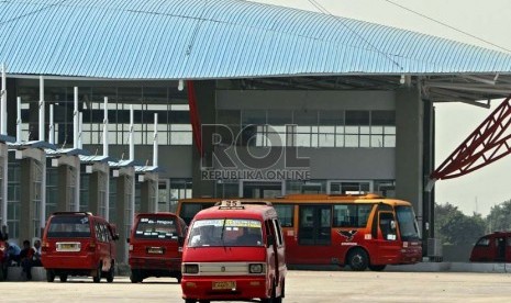  Sejumlah angkutan umum dan Bus Transjakarta mulai beroperasi di Terminal Pulo Gebang, Jakarta Timur, Selasa (4/9).    