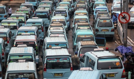 Sejumlah angkutan umum jenis mikrolet beroperasi menunggu penumpang di kawasan Kampung Melayu, Jakarta, Senin (14/3).