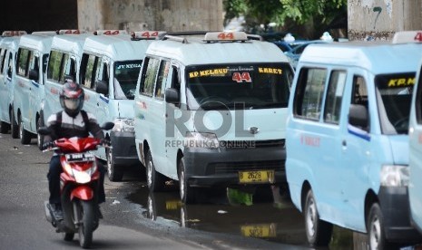  Sejumlah angkutan umum jurusan Karet-Jatinegara menunggu penumpang di bawah Jalan Layang Non Tol (JLNT) Kampung Melayu-Tanah Abang, Jakarta Pusat, Rabu (7/1). (Republika/Raisan Al Farisi)