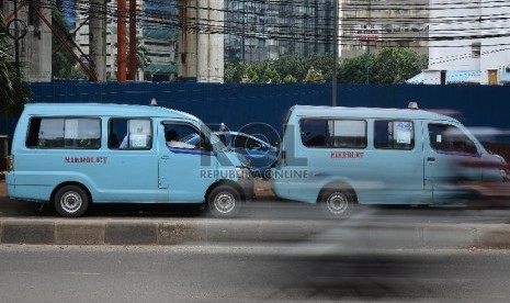  Sejumlah angkutan umum jurusan Karet-Jatinegara menunggu penumpang di bawah Jalan Layang Non Tol (JLNT) Kampung Melayu-Tanah Abang, Jakarta Pusat, Rabu (7/1). (Republika/Raisan Al Farisi)