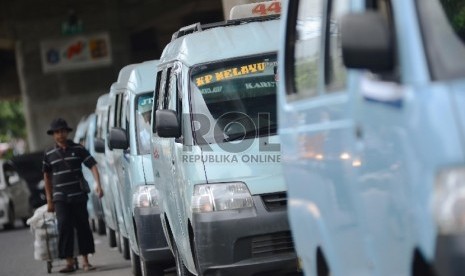  Sejumlah angkutan umum jurusan Karet-Jatinegara menunggu penumpang di bawah Jalan Layang Non Tol (JLNT) Kampung Melayu-Tanah Abang, Jakarta Pusat, Rabu (7/1). (Republika/Raisan Al Farisi)