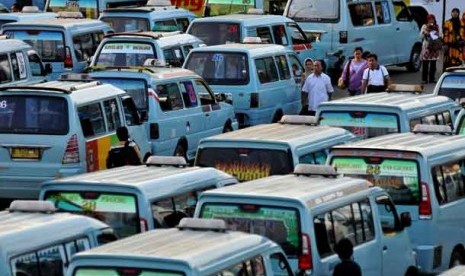  Sejumlah angkutan umum menunggu para penumpang di terminal Kampung Melayu, Jakarta Timur.