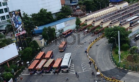  Sejumlah angkutan umum menunggu penumpang di terminal Blok M, Jakarta Selatan, Selasa (2/2).(Republika/Raisan Al Farisi)