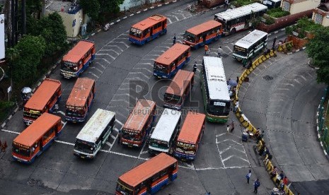  Sejumlah angkutan umum menunggu penumpang di terminal Blok M, Jakarta Selatan, Selasa (2/2).(Republika/Raisan Al Farisi)