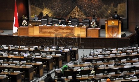 Sejumlah Angota Dewan mengikuti Rapat Paripurna DPR ke-35 di Kompleks Parlemen Senayan, Jakarta, Rabu (1/7).  (Republika/Rakhmawaty La'lang)