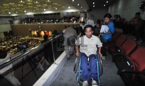 Sejumlah Angota Pokja RUU disabilitas menyaksikan berjalannya sidang paripurna di Kompleks Parlemen, Jakarta, Senin (5/10). (Republika/Rakhmawaty La'lang)