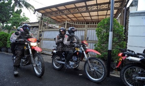  Sejumlah aparat Brimob Polri melakukan penjagaan di rumah calon Kapolri Komjen Pol Budi Gunawan di Jalan Duren Tiga Barat VI, Duren Tiga, Pancoran, Jakarta Selatan, Rabu (14/1). (Republika/Edwin Dwi Putranto)