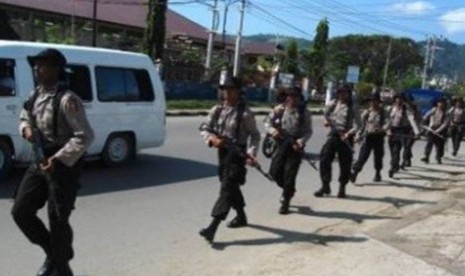 Sejumlah aparat dari Brimob Polda Papua bersenjata laras panjang melintas di tengah kota guna meningkatkan kewaspadaan (ilustrasi)