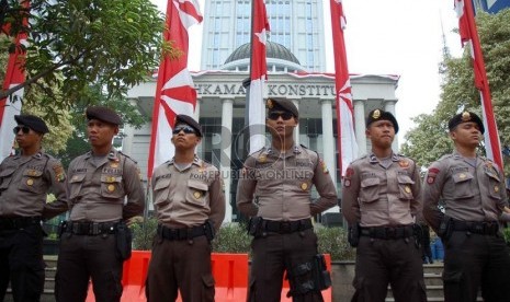  Sejumlah aparat kepolisian berjaga di depan gedung Mahkamah Konstitusi (MK) Jalan Medan Merdeka Barat, Jakarta Pusat, Kamis (21/8).