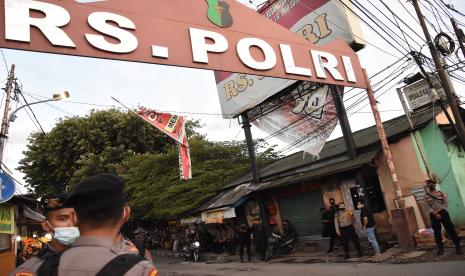 Sejumlah aparat kepolisian berjaga di RS Polri, Kramat Jati, Jakarta Timur, Selasa (8/12/2020). Pengamanan dilakukan untuk mengantisipasi hal yang tidak diinginkan menyusul insiden penembakan di ruas Jalan Tol Jakarta-Cikampek pada Senin (7/12), dimana enam jenazah pengikut Rizieq Shihab saat ini masih di otopsi di ruang Instalasi Kedokteran Forensik RS Polri.