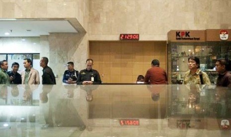 Sejumlah aparat Kepolisian mendatangi gedung KPK, Jakarta, Jumat (5/10) malam.