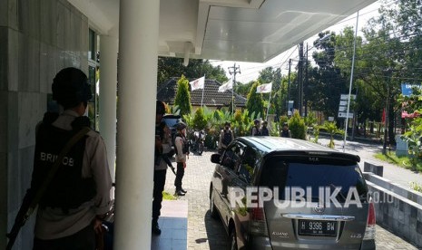 Sejumlah aparat polisi mengdatangi Kantor DPD Gerindra Semarang, Jawa Tengah. Sabtu (5/5). 