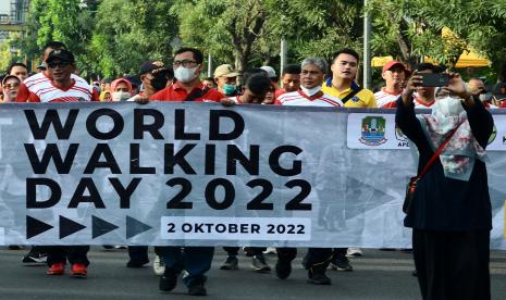 Sejumlah Aparatur Sipil Negara (ASN) dan warga berjalan kaki bersama saat memperingati Hari Jalan Kaki Sedunia (World Walking Day) 2022 pada Hari Bebas Kendaraan Bermotor (HBKB) di Jalan Ahmad Yani, Bekasi, Jawa Barat, Ahad (2/10/2022). Kegiatan tersebut digelar untuk memasyaratkan jalan kaki sebagai olahraga yang murah dan bermanfaat bagi kesehatan.