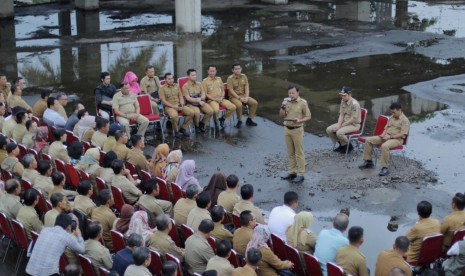 Sejumlah aparatur sipil negara (ASN) di lingkungan kerja Pemerintah Kota Bogor mengikuti arahan Wali Kota Bogor Bima Arya di proyek mangkrak Masjid Agung Bogor, Jalan Dewi Sartika, Bogor Tengah, Selasa (7/1).(dok. Istimewa)