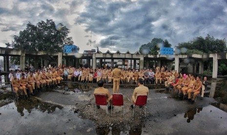 Sejumlah aparatur sipil negara (ASN) di lingkungan kerja Pemerintah Kota Bogor mengikuti arahan Wali Kota Bogor Bima Arya di proyek mangkrak Masjid Agung Bogor, Jalan Dewi Sartika, Bogor Tengah, Selasa (7/1). 