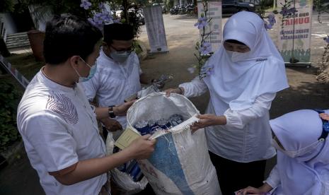 Sejumlah Aparatur Sipil Negara (ASN) Dinas Lingkungan Hidup (DLH) memilah sampah dari berbagai instansi di Kantor DLH Kabupaten Batang, Jawa Tengah Jumat (22/10/21). Dinas Lingkungan Hidup setempat mengajak seluruh pegawai di masing-masing instansi lingkungan pemda untuk mengumpulkan sampah anorganik di kantor DLH melalui Bank Sampah Uwuh Makmur untuk membantu mengurangi penumpukan sampah.