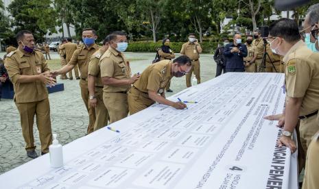 Sejumlah Aparatur Sipil Negara (ASN) menandatangani petisi sebagai ikrar netralitas ASN pada pilkada serentak tahun 2020. (ilustrasi)