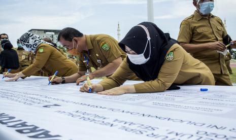 Sejumlah Aparatur Sipil Negara (ASN) menandatangani petisi sebagai ikrar netralitas ASN pada Pilkada serentak 