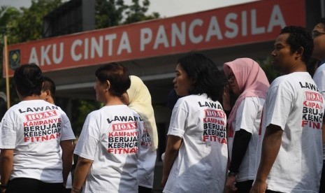 Sejumlah Aparatur Sipil Negara (ASN) mengenakan kaos bertuliskan ajakan untuk melawan hoaks (ilustrasi)