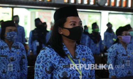 Sejumlah Aparatur Sipil Negara (ASN) menggunakan masker. Selain masker, face shield juga disarankan saat berada di dalam kerumunan.