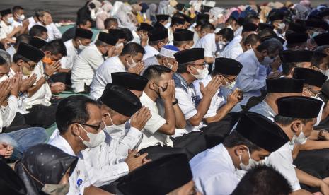 Sejumlah Aparatur Sipil Negara (ASN) Pemerintah daerah Ciamis mengikuti doa bersama untuk Eril di Halaman Pendopo Kabupaten Ciamis, Jawa Barat, Jumat (3/6/2022). Mereka berdoa untuk anak sulung Gubernur Jawa Barat Ridwan Kamil, Emmiril Khan Mumtadz yang hilang saat berenang di Sungai Aaree, Bern, Swiss pada Kamis (26/5/2022).