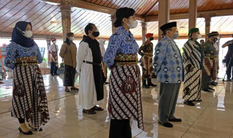 Sejumlah Aparatur Sipil Negara (ASN), tokoh masyarakat dan tokoh agama mengikuti upacara hari jadi Temanggung ke-187, di Pendopo Pengayoman Temanggung, Jawa Tengah, Rabu (10/11/2021). Upacara dilaksanakan dengan peserta terbatas dan secara tradisional sebagai bentuk pelestarian adat budaya Jawa