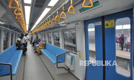 Sejumlah aparatur sipil negara dan masyarakat menikmati perjalanan dengan Light Rail Transit (LRT) atau Kereta Api Ringan di Palembang, Sumsel.