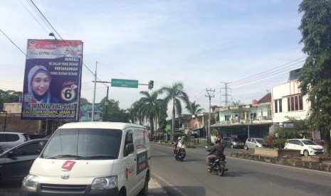 Sejumlah APK masih terpasang di Kota Tasikmalaya, Ahad (14/4) pagi. 