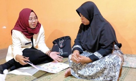 Sejumlah apoteker UII yang memberikan penyuluhan TB secara door to door ke masyarakat RT 1, Dusun Candirejo, Desa Sardonoharjo, Kabupaten Sleman, DIY. 