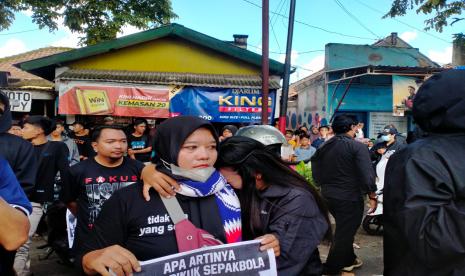 Sejumlah Aremania melakukan aksi demonstrasi di depan Mapolres Malang, Ahad (18/12/2022). Aksi ini bertujuan untuk menuntut keadilan atas tragedi Kanjuruhan. 