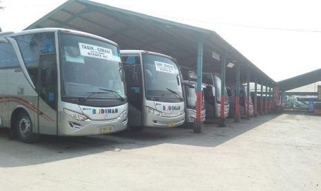 Sejumlah armada bus Budiman terparkir di Pool Budiman  Tasikmalaya Jawa Barat.