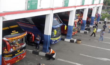 Sejumlah armada bus menunggu penumpang di Terminal Bungurasih, Sidoarjo, Jawa Timur, Rabu (23/12/2020). Penumpang bus di Terminal Bungurasih pada musim mudik libur Natal dan Tahun Baru 2021 di masa pandemi, tercatat sekitar 8.000 orang jauh menurun dibanding tahun sebelumnya yang mencapai lebih dari 29 ribu orang.