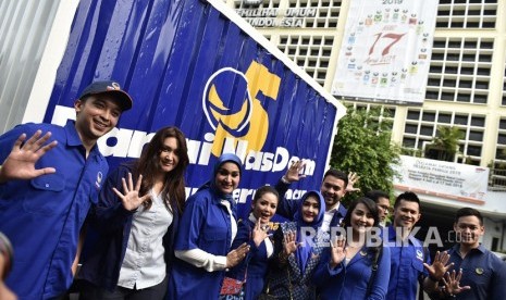 Sejumlah artis hadir untuk pendaftaran bakal calon legislatif di KPU Pusat, Jakarta, Senin (16/7). 