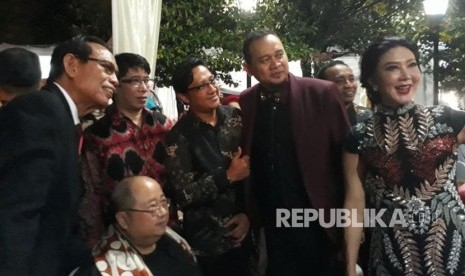 Sejumlah artis kenamaan tampak ikut mengantri untuk masuk gedung Saba Buana guna memberikan selamat kepada Kahiyang dan Bobby, rabu (8/11) malam. 