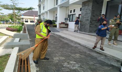 Sejumlah ASN di lingkungan Bale Kota Tasikmalaya melakukan kerja sosial lantaran tak mengenakan masker saat bekerja, Senin (10/8)