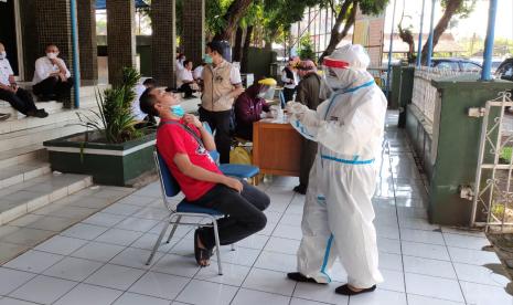 Sejumlah ASN di lingkungan Setda Kabupaten Garut menjalani tes swab antigen secara massal, Rabu (9/6). Dinas Kesehatan Kabupaten Garut menyampaikan kasus baru terkonfirmasi positif COVID-19 masih ditemukan di lapangan antara dua sampai tiga kasus setiap harinya.