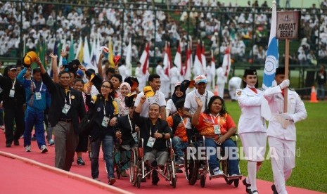 Sejumlah atlet angkat berat memasuki lapangan untuk mengikuti upacara penutupan Pekan Paralimpik Nasional (Peparnas) XV yang diadakan di Stadion Siliwangi, Kota Bandung, Jawa Barat, Senin (24/10). 