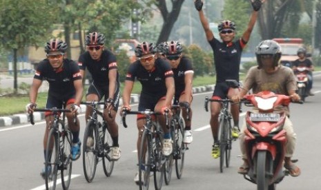 Sejumlah atlet berlatih menjelang Tour de Singkarak (TDS) 2015 di Jalan Adinegoro, Padang, Sumatera Barat, Jumat (2/10). 