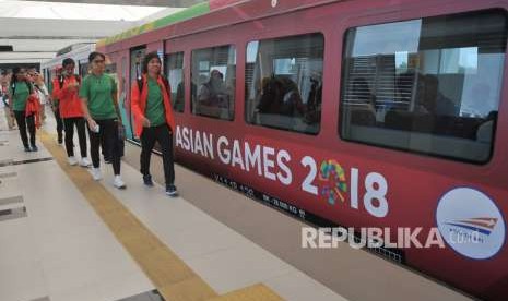 Sejumlah atlet dan official sepakbola putri Indonesia berjalan menuju gerbong kereta ringan atau Light Rail Transit (LRT) di stasiun LRT Bandara Sultan Mahmud Badaruddin (SMB) Palembang, Sumsel, Selasa (14/6). 