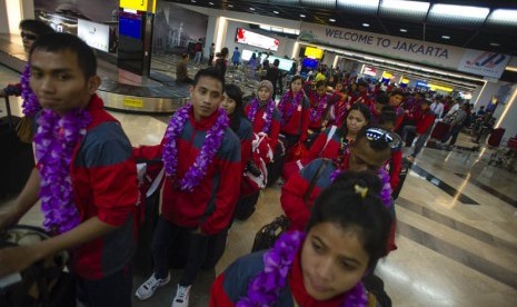 Sejumlah atlet dan ofisial Indonesia dalam Sea Games XXVII Myanmar tiba di tanah air melalui Bandara Soekarno Hatta, Tangerang, Ahad (22/12).   (Antara/Ismar Patrizki)