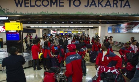 Sejumlah atlet dan ofisial Indonesia dalam Sea Games XXVII Myanmar tiba di tanah air melalui Bandara Soekarno Hatta, Tangerang, Ahad (22/12).   (Antara/Ismar Patrizki)