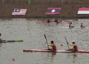 Sejumlah atlet dayung dari berbagai negara melakukan latihan sprint di Arena Dayung SEA Games XXVI di Cipule, Karawang, Jawa Barat.