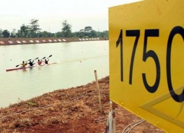 Sejumlah atlet dayung menggelar latihan di arena dayung SEA Games XXVI, Situ Cipule, Desa Mulyasari, Kecamatan Ciampel, Karawang, Jabar, Rabu (9/11). 