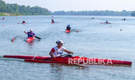 Sejumlah atlet dayung nomor Traditional Boat Race (TBR) 1 putri menjalani sesi latihan dalam Pemusatan Latihan Daerah (Pelatda) di Situ Cipule, Karawang, Jawa Barat, Selasa (28/7/2020). Pengurus Provinsi Persatuan Olahraga Dayung Seluruh Indonesia (Pengprov Podsi) Jawa Barat tetap menjalankan program latihan di tengah pandemi COVID-19 untuk menjaga dan meningkatkan kondisi para atlet guna mencapai target prestasi dalam Pekan Olah Raga Nasional (PON) XX Papua mendatang. 