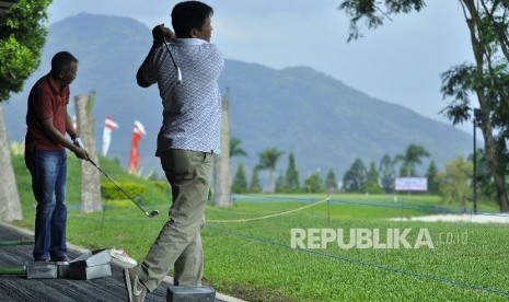 Sejumlah atlet Golf berlatih dalam rangka persiapan PON Jabar XIX 2016 di Bandung Giri Gahana Golf Jatinangor, Kabupaten Sumedang, Ahad (11/9)