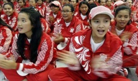 Sejumlah atlet Indonesia meneriakkan yel yel semangat saat acara pelepasan kontingen Indonesia di Istana Wakil Presiden, Jakarta, Jumat (4/11).