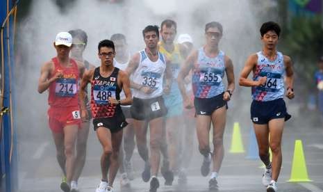 Sejumlah Atlet Jalan Cepat Putra melintas di refreshment station dalam ajang Jalan Cepat 20 km Asian Games ke-28 Tahun 2018 di ruas jalan Asia Afrika, Jakarta, Rabu (29/8). 