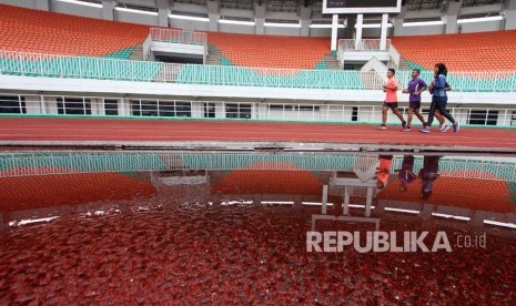 Sejumlah atlet lari melakukan latihan di Stadion Pakansari, Bogor, Jawa Barat, Rabu (23/5). 