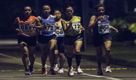 Sejumlah atlet lari putri berlari saat berlomba dalam nomor Lari Maraton Putri PON Papua di Kompleks Freeport, Kuala Kencana, Kabupaten Mimika, Papua, Sabtu (9/10/2021). Pelari putri DKI Jakarta Odekta Elviani berhasil meraih medali emas, sementara pelari putri DKI Jakarta lainnya Tryaningsih meraih medali perak dan pelari putri Kalimantan Timur Irma Handayani meraih medali perunggu.