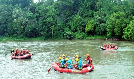  Sejumlah atlet mengikuti event olahraga International Musi Triboatton (IMT) IV 2015 yang mengarungi sungai Musi di Sumsel, Kamis (17/12).  (Republika/Maspril Aries)